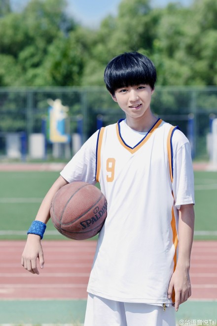 #TFBOYS# @TFBOYS組合 《剩下的盛夏》來了！歌曲由#周杰倫# 特意為TFBOYS量身打造的周氏校園風(fēng)主打歌曲，@Dear黃俊郎 作詞，@林邁可 制作，@嘻遊記CUG 合唱Rap。歌詞中描述畢業(yè)季對(duì)老師和同學(xué)的愛，也有幽默元素，在這個(gè)#剩下的盛夏# ，帶大家回到年少時(shí)那個(gè)充滿回憶的盛夏！L剩下的盛夏 試聽版-TFBOYS 高清MV-音悅臺(tái)