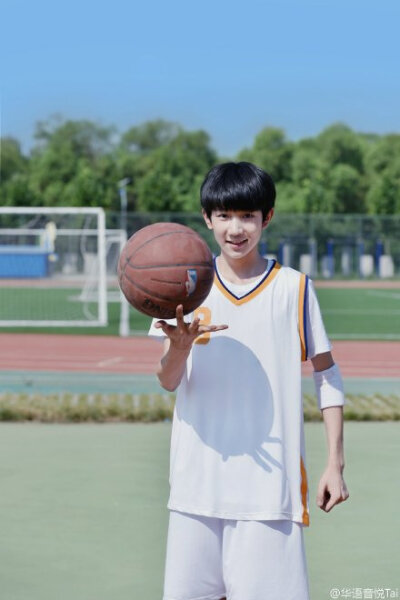 #TFBOYS# @TFBOYS組合 《剩下的盛夏》來(lái)了！歌曲由#周杰倫# 特意為T(mén)FBOYS量身打造的周氏校園風(fēng)主打歌曲，@Dear黃俊郎 作詞，@林邁可 制作，@嘻遊記CUG 合唱Rap。歌詞中描述畢業(yè)季對(duì)老師和同學(xué)的愛(ài)，也有幽默元素，在…