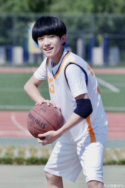 #TFBOYS# @TFBOYS組合 《剩下的盛夏》來(lái)了！歌曲由#周杰倫# 特意為T(mén)FBOYS量身打造的周氏校園風(fēng)主打歌曲，@Dear黃俊郎 作詞，@林邁可 制作，@嘻遊記CUG 合唱Rap。歌詞中描述畢業(yè)季對(duì)老師和同學(xué)的愛(ài)，也有幽默元素，在…