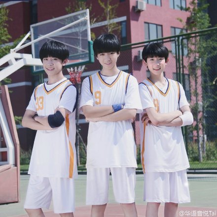 #TFBOYS# @TFBOYS組合 《剩下的盛夏》來(lái)了！歌曲由#周杰倫# 特意為T(mén)FBOYS量身打造的周氏校園風(fēng)主打歌曲，@Dear黃俊郎 作詞，@林邁可 制作，@嘻遊記CUG 合唱Rap。歌詞中描述畢業(yè)季對(duì)老師和同學(xué)的愛(ài)，也有幽默元素，在這個(gè)#剩下的盛夏# ，帶大家回到年少時(shí)那個(gè)充滿回憶的盛夏！L剩下的盛夏 試聽(tīng)版-TFBOYS 高清MV-音悅臺(tái)