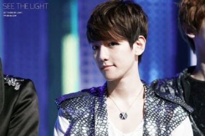 #发色妖精边伯贤# #BAEKHYUN# [120417 Music Show Campion] 这位宝宝有一双萌萌的下垂眼 邦加邦加的望着怒那们´ㅅ`)/今天是不是又吃草莓了呀 粉嫩嫩的果冻唇爬到一个好看的弧度就微微翘起 喜欢边伯贤真省钱 因为我家…