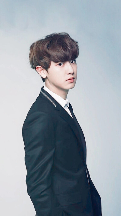 #朴灿烈消失的衣帽间# #CHANYEOL# #朴灿烈# @real__pcyyyyy 都说男生穿了西装，就可以想象未来他娶你时候的样子。不奢求以后陪在灿烈身边的人是我，但希望灿烈捧着鲜花迎娶的女孩，可以一生陪伴他无条件支持他好好照…