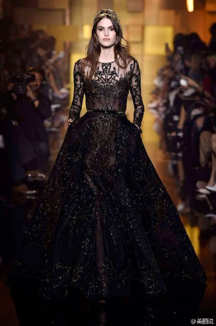 #流行来了#Elie Saab F/W2015 Haute Couture,Elie Saab的格言是“只要最好的”，最好的织物，最上乘的珠宝，黎巴嫩最好的裁缝和绣工；谁都爱Elie Saab，范冰冰的御用礼服品牌，唐嫣不小心山寨了它，Halle Berry穿着它抱走了奥斯卡小金人..
