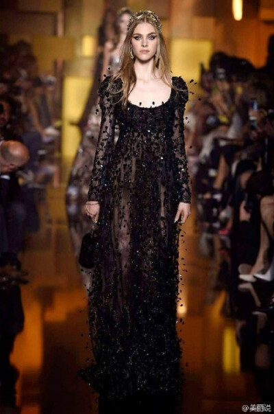 #流行来了#Elie Saab F/W2015 Haute Couture,Elie Saab的格言是“只要最好的”，最好的织物，最上乘的珠宝，黎巴嫩最好的裁缝和绣工；谁都爱Elie Saab，范冰冰的御用礼服品牌，唐嫣不小心山寨了它，Halle Berry穿着…