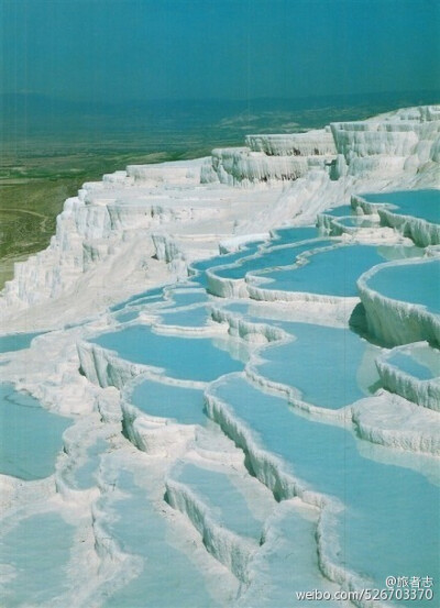 【棉花堡(Pamukkale)】土耳其Denizli市的西南部，是远近闻名的温泉度假胜地，此地不仅有上千年的天然温泉，更有这种古怪的好似棉花一样的山丘。大自然的鬼斧神功制造出了如此美妙的仙境。