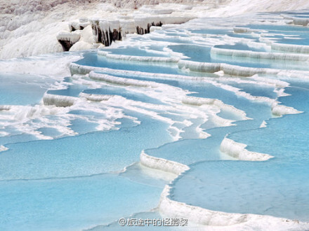 土耳其西南代尼兹利省境内的棉花堡，因该地象一座雪白的城堡而得名。世界上只有少数几个地方有相似的景观，其中包括美国黄石国家公园的猛犸温泉，中国四川黄龙。