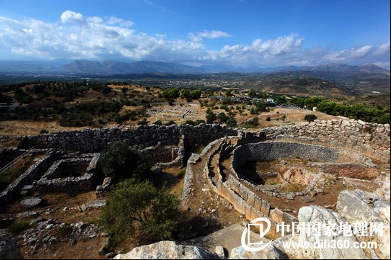 邁錫尼(Mycenae)是位於希臘伯羅奔尼撒半島阿爾戈斯平原上的一座愛琴文明的城市遺址，位於雅典城的西南，距離雅典約2小時的車程的距離。邁錫尼是荷馬史詩傳說中亞該亞人(Akhaian)的都城，在特洛伊戰爭時期由阿伽門農國王所統治。這座一度被認為只是傳說虛構的城市，被德國傳奇的考古學家海因裏希•施裏曼在十九世紀時(1876年)發現後挖掘出來才得以重見天日，從此名震世界。大量的出土文物與荷馬史詩中描述的細節吻合，施裏曼有理由相信自己找到了荷馬史詩《伊利亞特》和《奧德賽》中所描寫的世界。