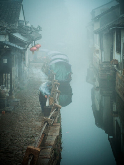 水鄉雨霧鎖春秋。