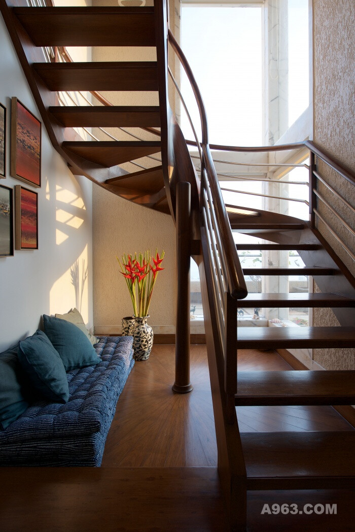 Mumbai-The Terraced House-Home A cozy corner below the staircase with the sunlight streaming in.