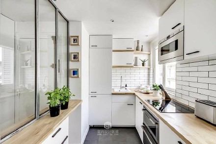 【灰白调法式单身公寓】利用传统的家具结合简单的木作延续空间风格，让同样的色彩、材质重复出现在不同的空间内也不会单调，增添一种简单的纯粹感。