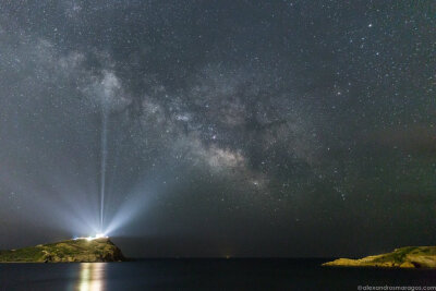 希腊波塞冬神庙上空的银河，三周前由Alexandros Maragos拍摄。
