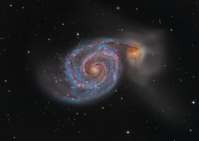 涡状星系M51，又名为NGC 5194，右上角是其伴星系NGC 5159，距离我们约为3100万光年。