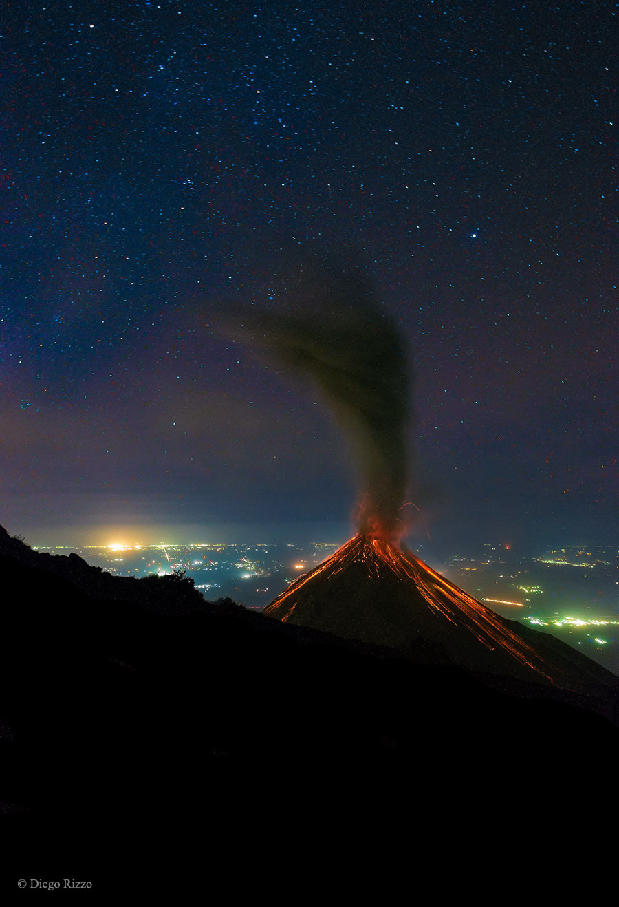 星空下的火山爆发，上个月由Diego Rizzo拍摄于危地马拉。