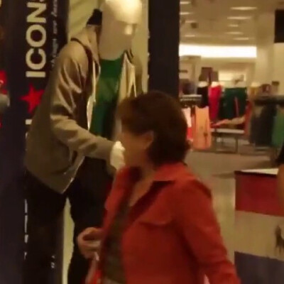 商场人体模特大变活人，太逼真了，吓尿顾客！！O秒拍视频