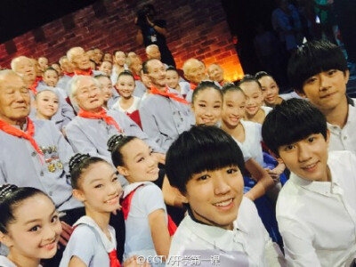 #昔日少年与今日少年# 在今年的《开学第一课》上，课代表@TFBOYS组合 领着同学们一起和抗战老兵们合影。两代少年相隔70年，却有着相似的信念和力量。让我们一起留住这跨越时空，一脉相承的瞬间。英雄不朽，崇高致敬…