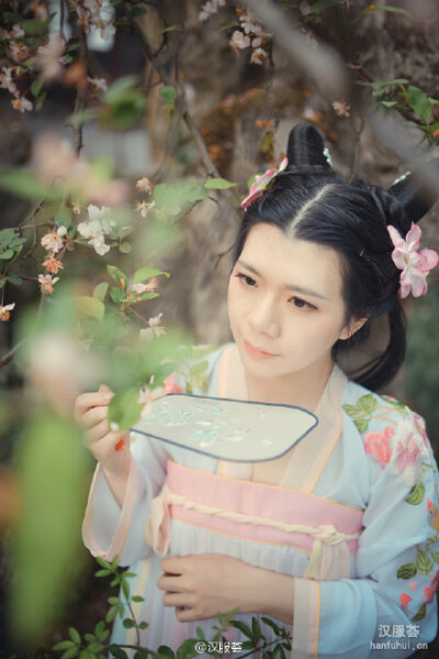 #汉服荟精选# 袅晴丝吹来闲庭院，摇漾春如线。停半晌整花钿，没揣菱花偷人半面，迤逗的彩云偏。我步香闺怎便把全身现。摄影@松溪大曲 出镜@译午阿阿牛哥 @樂園NEEEEEEEEEEEEEET O网页链接