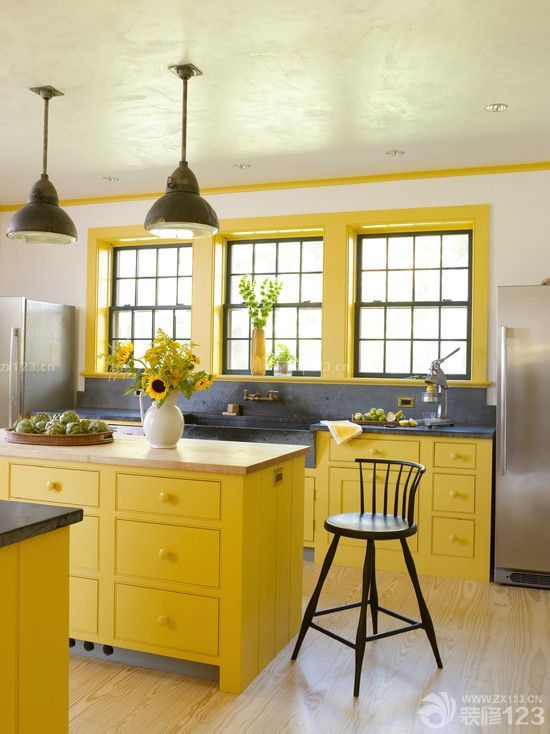 美式家装90小户型厨房黄色橱柜装修样板房