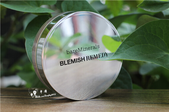 对于特别容易堵塞毛孔的肌肤来说，矿物质粉底真是肌肤的救星，不用担心会堵塞毛孔，还含有丰富的矿物成分滋养肌肤。这款贝茗bareMinerals全新矿物抗炎零毛孔粉底，更添加了北美桦树精华和茶树油，抗菌消炎，促进细胞更生。天然芦荟精华保湿自然，同时舒缓肌肤。再也不用担心化妆会伤害肌肤，恶化痘痘肌啦，有了这款矿物抗炎…