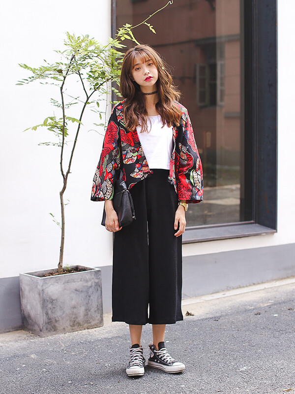 甘い日係スタイル，日系的很彻底，直接上和风了；折扇印花上衣搭配黑色阔腿七分裤，小编也是和风爱好者