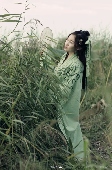 #汉服荟精选# 露花烟草，寂寞五云三岛，正春深。貌减潜消玉，香残尚惹襟。竹疏虚槛静，松密醮坛阴。何事刘郎去？信沉沉。来自汉服荟@江婠九卿 的专辑 O网页链接