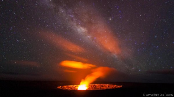  全世界最惊艳最干净的夜空往往只有在非常偏远和难以到达的地方才能欣赏到，另一些则是天文旅游的热门景点，诸如国家公园和天文台。以下便是全球十处能欣赏到最美夜空的观星胜地。 7、夏威夷的火山 夏威夷的这些高海拔火山旁坐落着几个著名天文台。Mauna Kea火山和Mauna Loa火山的海拔均超过了4000米，这两座火山因可以看见美丽的星空而成为了夏威夷最有名的火山。