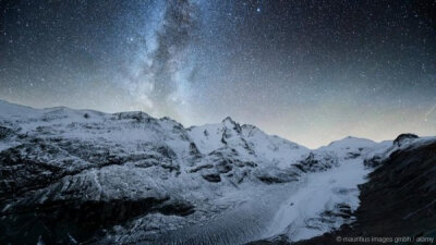  全世界最惊艳最干净的夜空往往只有在非常偏远和难以到达的地方才能欣赏到，另一些则是天文旅游的热门景点，诸如国家公园和天文台。以下便是全球十处能欣赏到最美夜空的观星胜地。 9、阿尔卑斯山脉 Tafreshi说：…