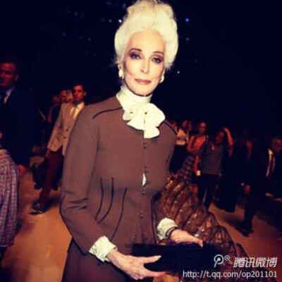 已经84岁的美国超模Carmen Dell Orefice，岁月带不走她的优雅，时间也拿她无可奈何，希望自己老了也能像她这样