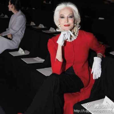 已经84岁的美国超模Carmen Dell Orefice，岁月带不走她的优雅，时间也拿她无可奈何，希望自己老了也能像她这样