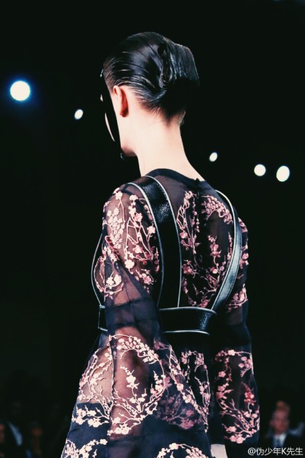 #K先生时装周笔记#Alexander McQueen S/S 2015 Paris - Details.刚与柔的中和是日本美学中相当重要的基因,比如烂漫飘落的樱花,虽然浪漫脆弱,却被认为藏匿凛冽,这样的概念也出现在Alexander McQueen 2015春夏,来自日本武士的灵感与传统的花朵图案,塑造了身着鲜花盔甲的肃杀女武士.