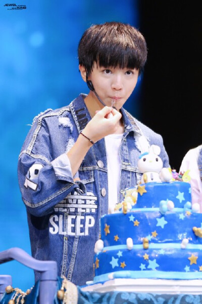 #TFBOYS王俊凯##王俊凯921十六岁生日快乐# 早安，九颗小糖豆～