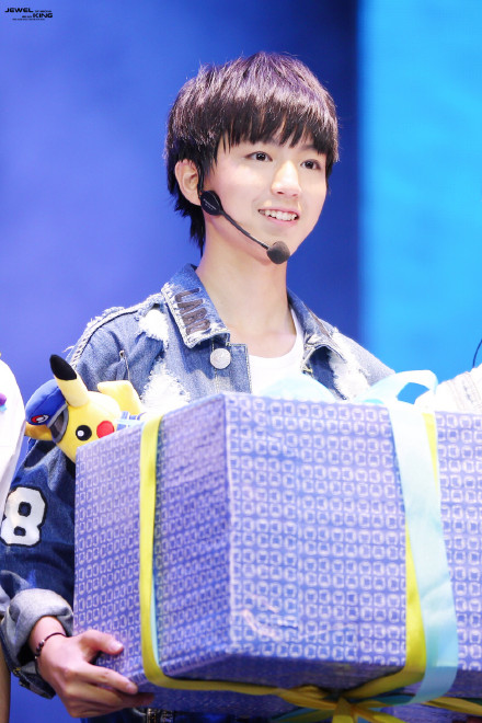 #TFBOYS王俊凯##王俊凯921十六岁生日快乐# 早安，九颗小糖豆～