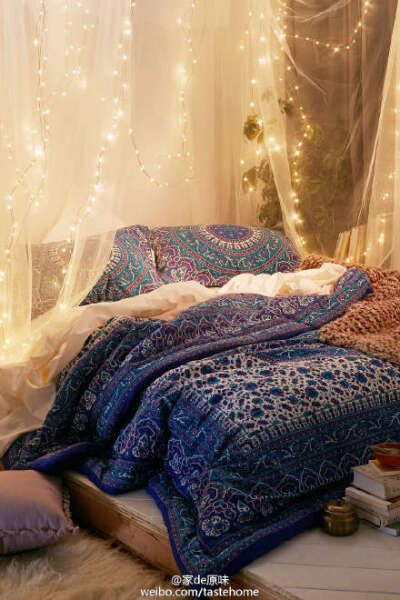 适合公主心的小主啊，纱幔+灯串的#卧室设计#真是美残了~~家里有这样的一个角落看书、看电影甚至睡觉，做梦也会笑醒