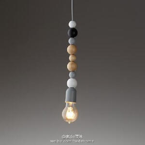 这灯在#LandOfNod#上59刀，额，我肿么觉得还没之前分享过的一款DIY#积木吊灯#技术含量高呢。。。买个#吊灯配件#才几个钱，自选LED或爱迪生灯泡，至于灯上穿什么？那还不是随心，喜欢#手工DIY#特别是#串珠#的童鞋还愁买不到合适的#吊灯#吗？