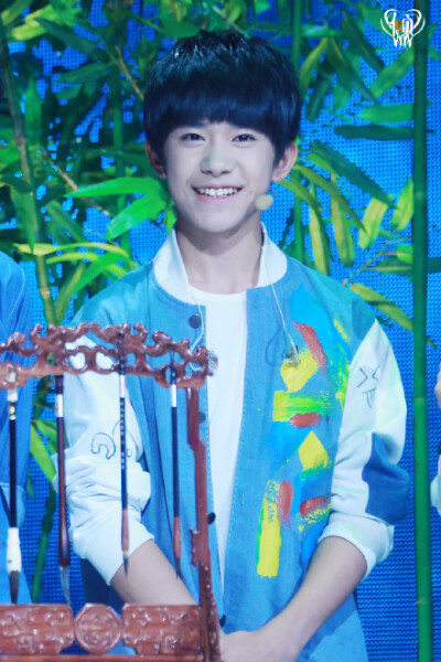 @TFBOYS-易烊千玺 就像喧闹的街边一家弹唱评书的老茶馆，就像覆满灰尘的阳台边边上的一盆吊兰，就像暴雨突袭映入眼帘的一把花雨伞。噼里啪啦，你就是这样，在我心里绽开了烟花。【倾心复十年】