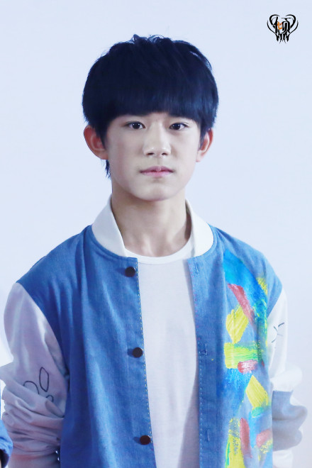 @TFBOYS-易烊千玺 就像喧闹的街边一家弹唱评书的老茶馆，就像覆满灰尘的阳台边边上的一盆吊兰，就像暴雨突袭映入眼帘的一把花雨伞。噼里啪啦，你就是这样，在我心里绽开了烟花。【倾心复十年】