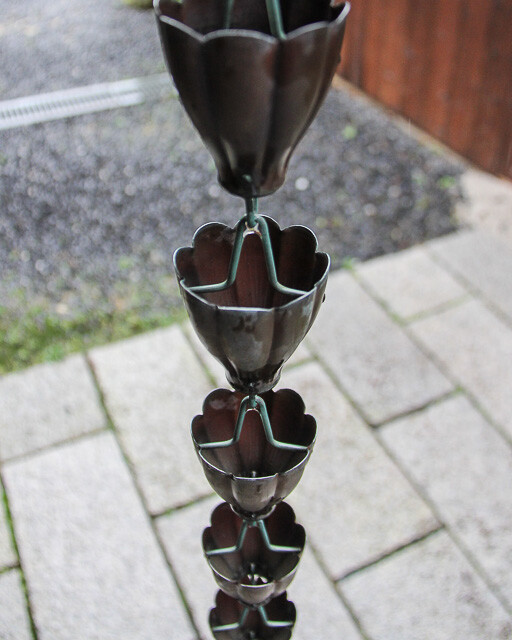 @老阿姨在看着你 【鎖樋】一种在日本很广泛使用的很传统的樋，英文为Rain chain。“樋”在日语中的建筑词汇中指代了雨水槽，用于疏导屋顶的积水用。哪怕现在日本的很多建筑，能看到很多其角落挂着一串造型各异的鎖樋。然，除了实际作用外，装饰作用也很高，因为雨水顺着鎖樋滑下时，不论画面还是声音，都很优美。