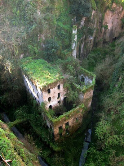 . Valley of the Mills, Italy 位於義大利的索倫托市中心，在索倫托的海岸線上，布滿了數(shù)千年前的洪水所鑿穿的大小山谷。其中，最引人注目的山谷就是位於市中心的磨坊深谷。這座深谷位於塔索廣場旁，是個值得探訪的…