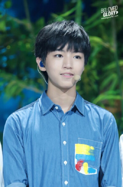 #王俊凯##TFBOYS王俊凯#【150921 湖南卫视中秋之夜录制】让清晨的露珠沾湿你的发梢，让晨星的光芒永存你的瞳孔，让云霞的色彩氤氲你的肩头，让我心中的歌谣赞颂你的笑容@TFBOYS-王俊凯