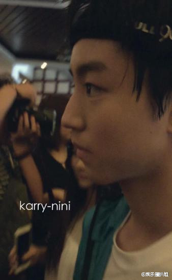 当范湉湉大声喊掏粪男孩之后，王俊凯出门后的表情变化，似乎是听到了......