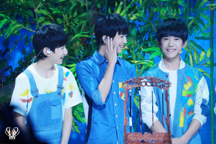 @TFBOYS-王俊凯 @TFBOYS-王源 @TFBOYS-易烊千玺 陌上少年，锦时无双。温润似玉，衣袂飞扬。挺如翠竹，傲雨凌霜。心若明镜，无尘无惘。【倾心复十年】