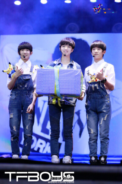 今天下午，@TFBOYS-王俊凯 的生日会#王俊凯的星光游乐园#在重庆顺利举办。在生日会上，小凯通过歌曲，舞蹈，游戏和粉丝共度了热度十足的近2小时，生日会最后@TFBOYS-王源 @TFBOYS-易烊千玺 两位队友也带来了生日祝?！? data-iid=