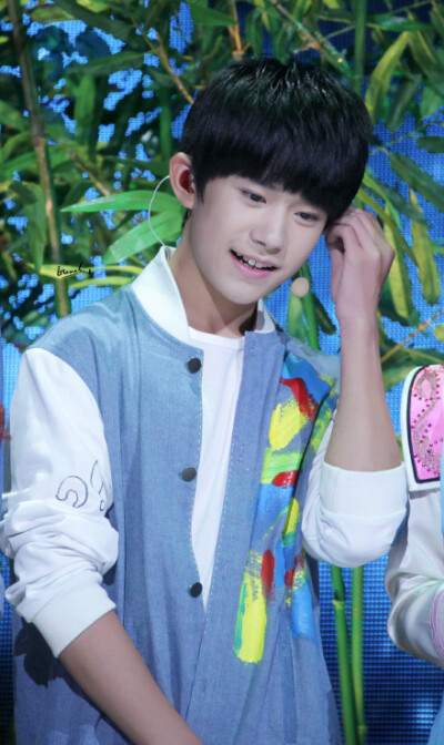 @TFBOYS-易烊千玺 秋天特别好，风和阳光都变得好温柔，好像时间一下子变得很长，梦里的你比刚吃的桂花糕还要甜很多