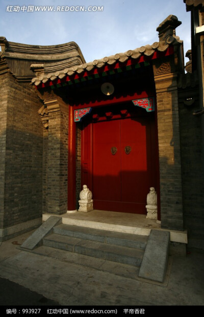朱红大门和屋檐构成的图片图片