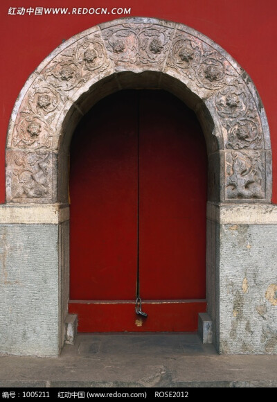 雕刻精美花纹的朱红的拱形门图片