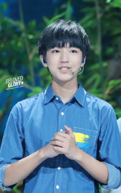 #王俊凯##TFBOYS王俊凯#【150921 湖南卫视中秋之夜录制】让清晨的露珠沾湿你的发梢，让晨星的光芒永存你的瞳孔，让云霞的色彩氤氲你的肩头，让我心中的歌谣赞颂你的笑容@TFBOYS-王俊凯