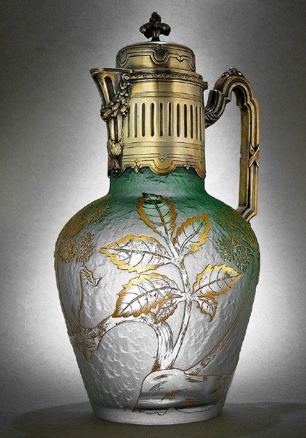 19世纪末20世纪初的法国巴黎制造的纯银古董葡萄酒瓶。法国银器造型优雅，富有艺术气息。经典的洛可可风格源于法国，这一点也影响了银器。法国老银器的含银量是最高的，被称为950银。法国银器制造业已有近500年的历史。自16世纪始，凡巴黎制作的银器上要打戴有皇冠的鉴定人或银业公会名字的标志。