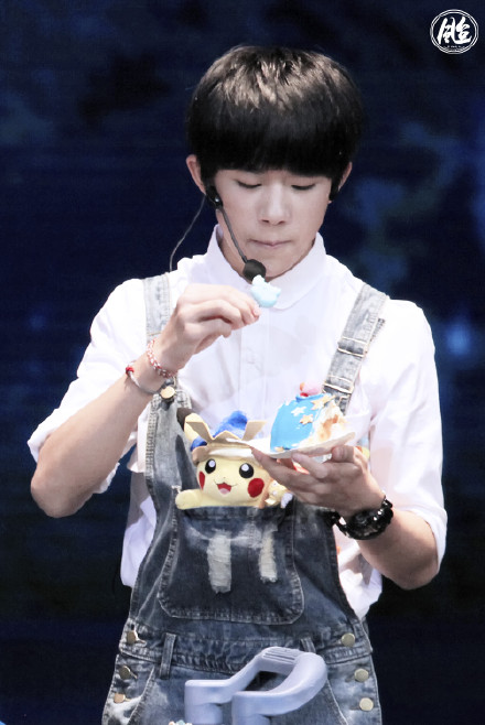 #TFBOYS易烊千玺# 唇角微翘漩窝隐现双瓣魔语。 KLove With You-TFBOYS