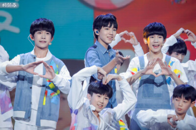 #TFBOYS川湘贺中秋# 别忘了今晚换台看三个小糖豆哦特能苏全体成员祝大家中秋节快乐！