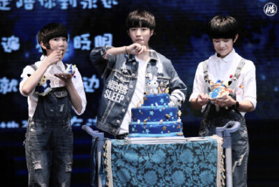 #TFBOYS川湘贺中秋##添福月饼三块包邮# 缘分走到这也赖着不走，像夹心饼干中间有甜头，继续下去不需要理由。我喜欢的样子你们都有 KLove With You-TFBOYS