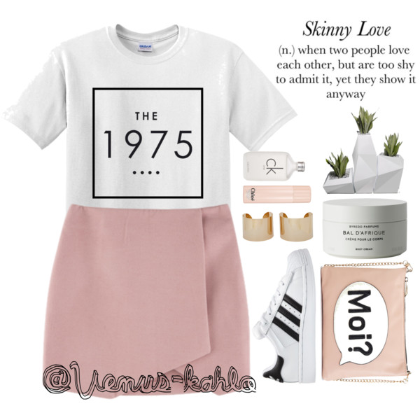 A fashion look from March 2015 featuring t shirts, short skirts and white purse. Browse and shop related looks.